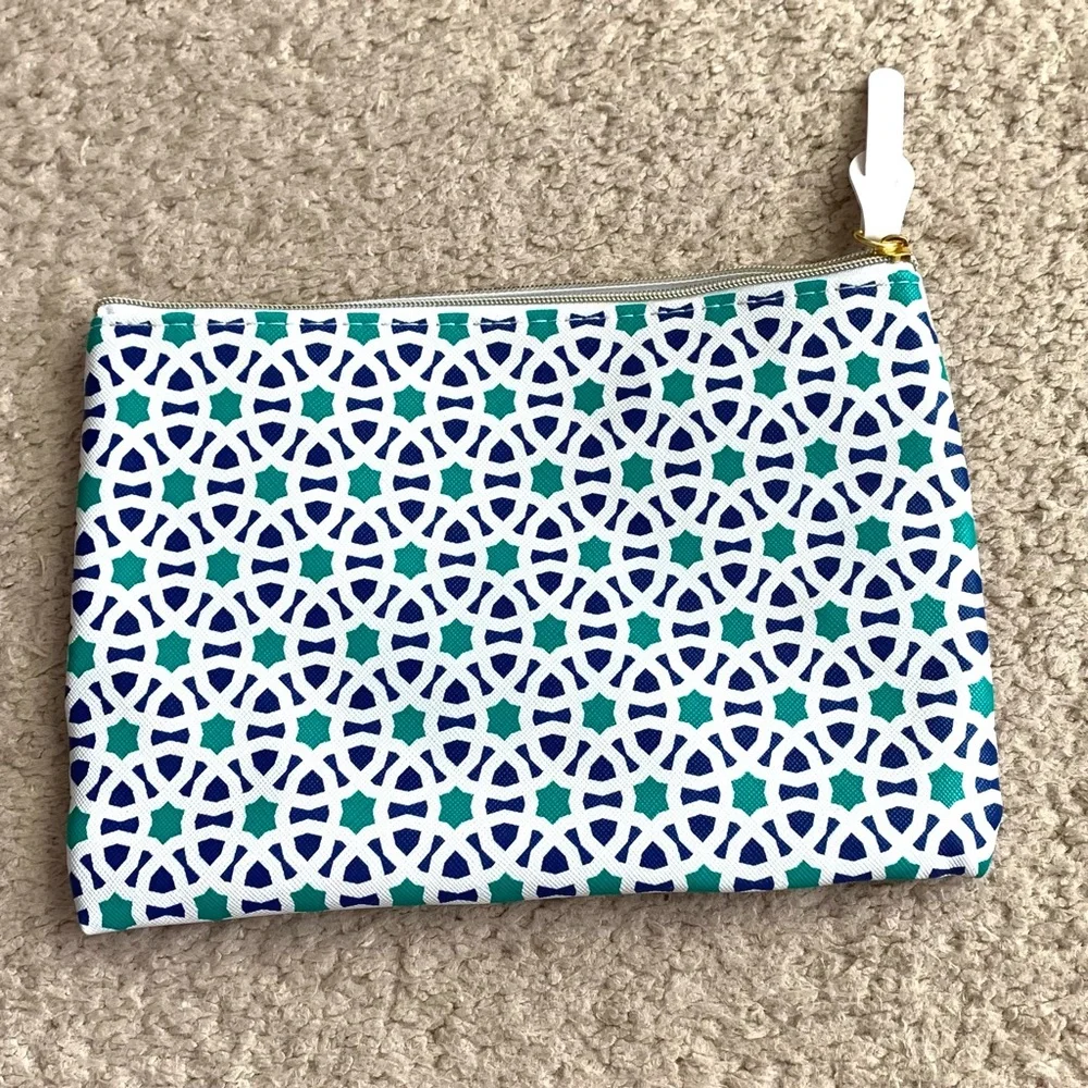 Beautiful Cosmetics Bag Case Pouch White Green Figures